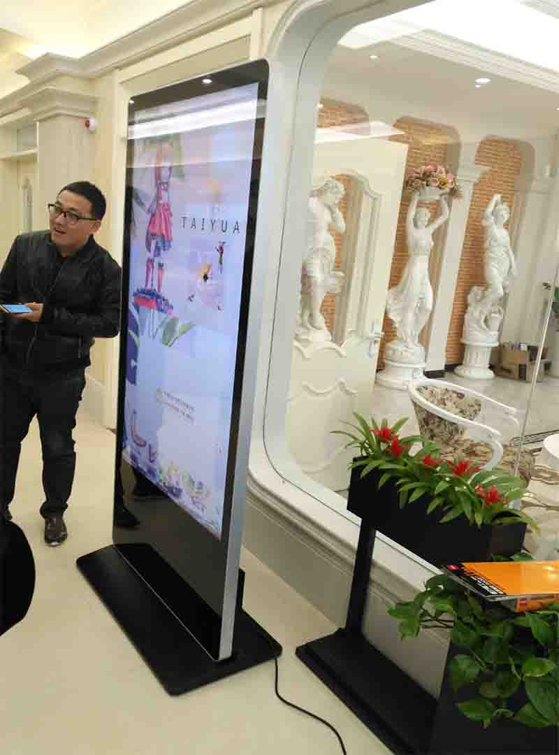 欧米奇西餐学校65寸广告机